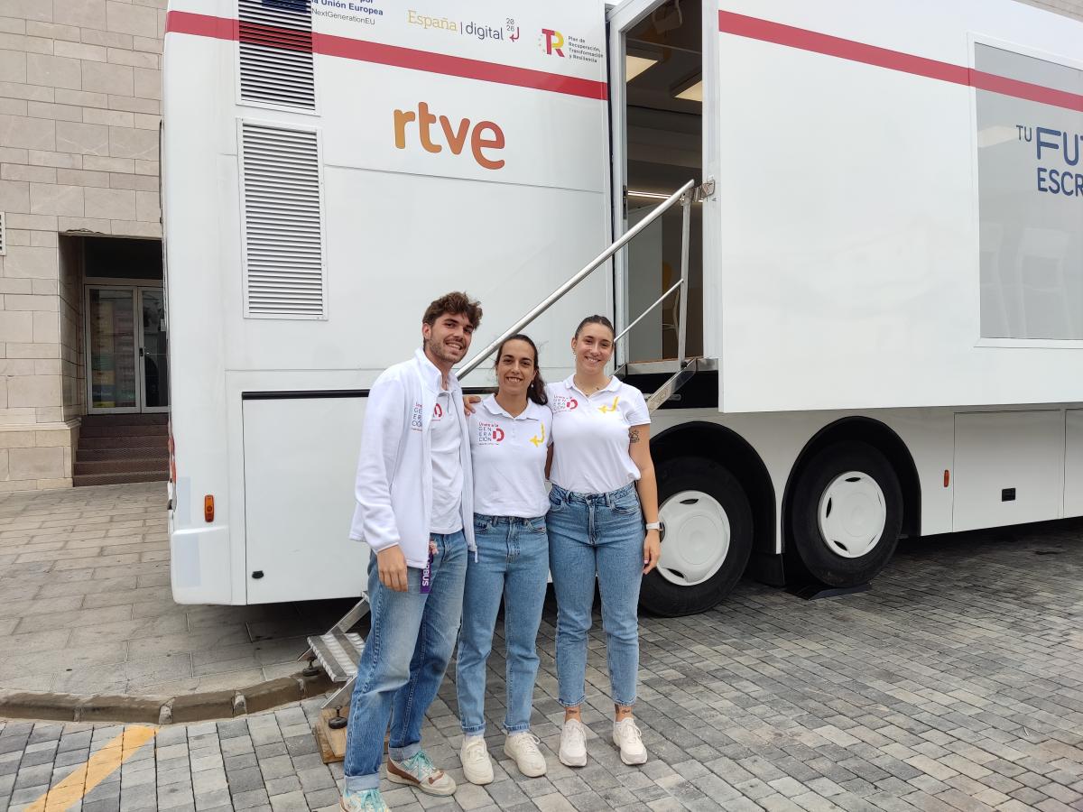 Un bus acerca las competencias digitales a la población en una iniciativa de RTVE