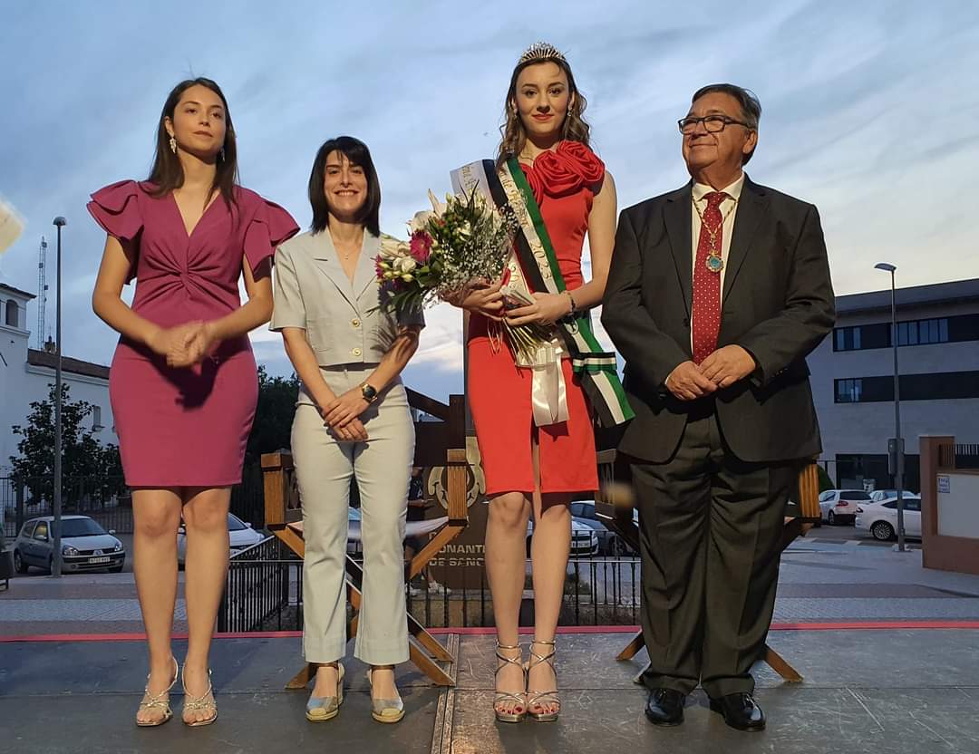 Luna Gonzalo Díaz es coronada como reina de la barriada de San Antonio