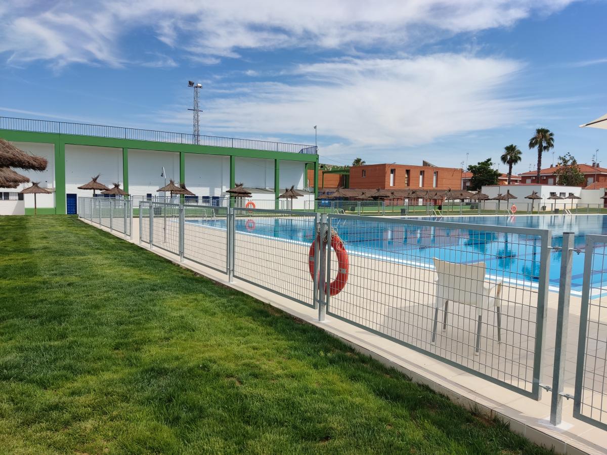 La piscina de verano ya ha abierto sus puertas tras una remodelación de un millón de euros