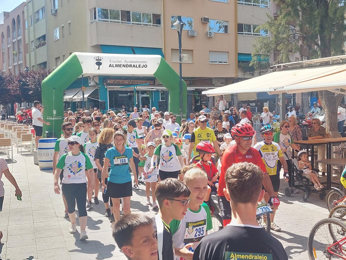 Éxito de participación en la I Marcha Popular del Pijama contra el cáncer infantil 