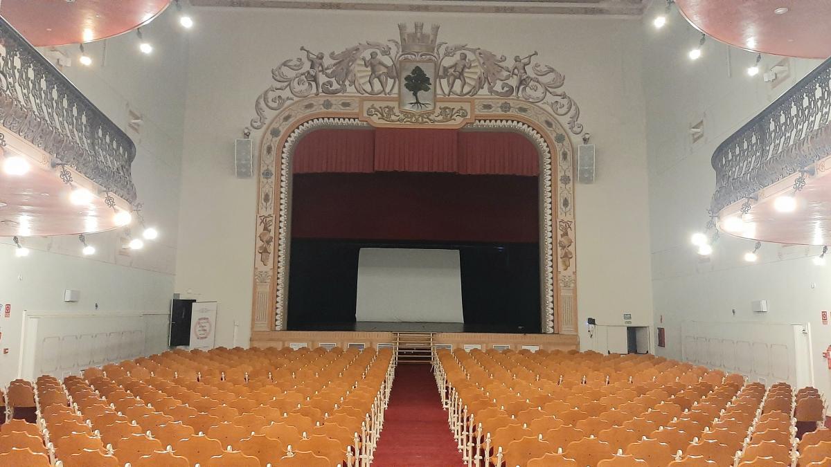 La última reforma del teatro Carolina Coronado incluye motores, material técnico y  focos led 