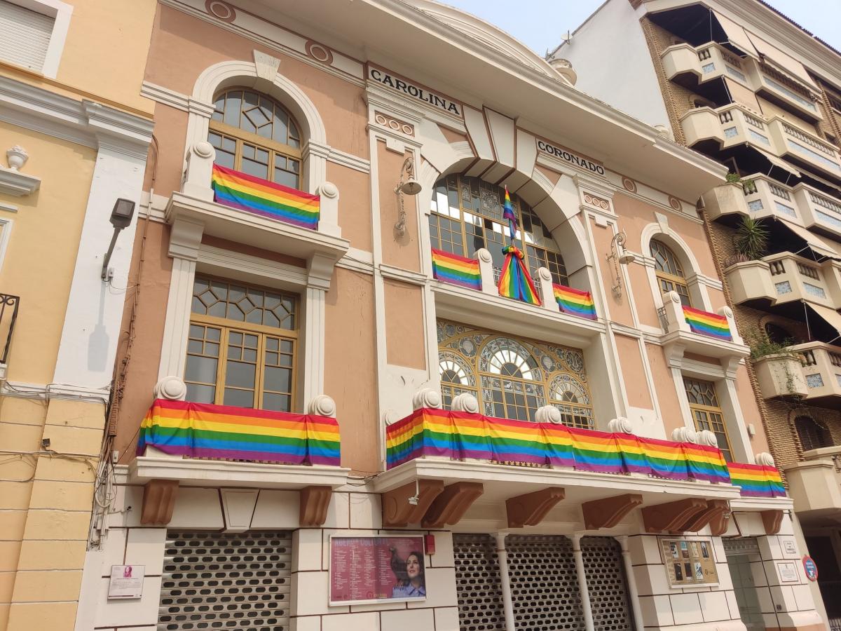 El Ayuntamiento recibe críticas por colocar la bandera arcoíris en el teatro