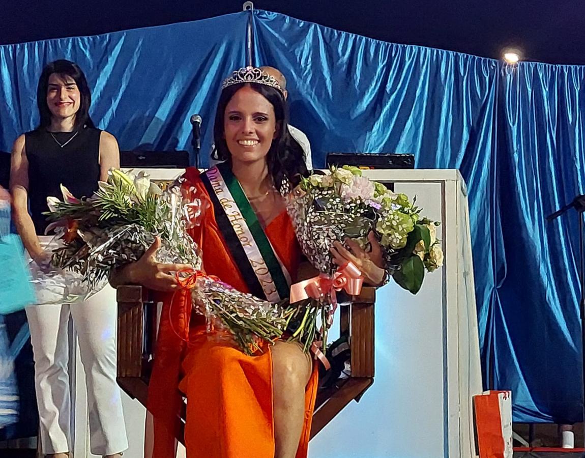Laura Guerrero es coronada como reina de la barriada de San Roque
