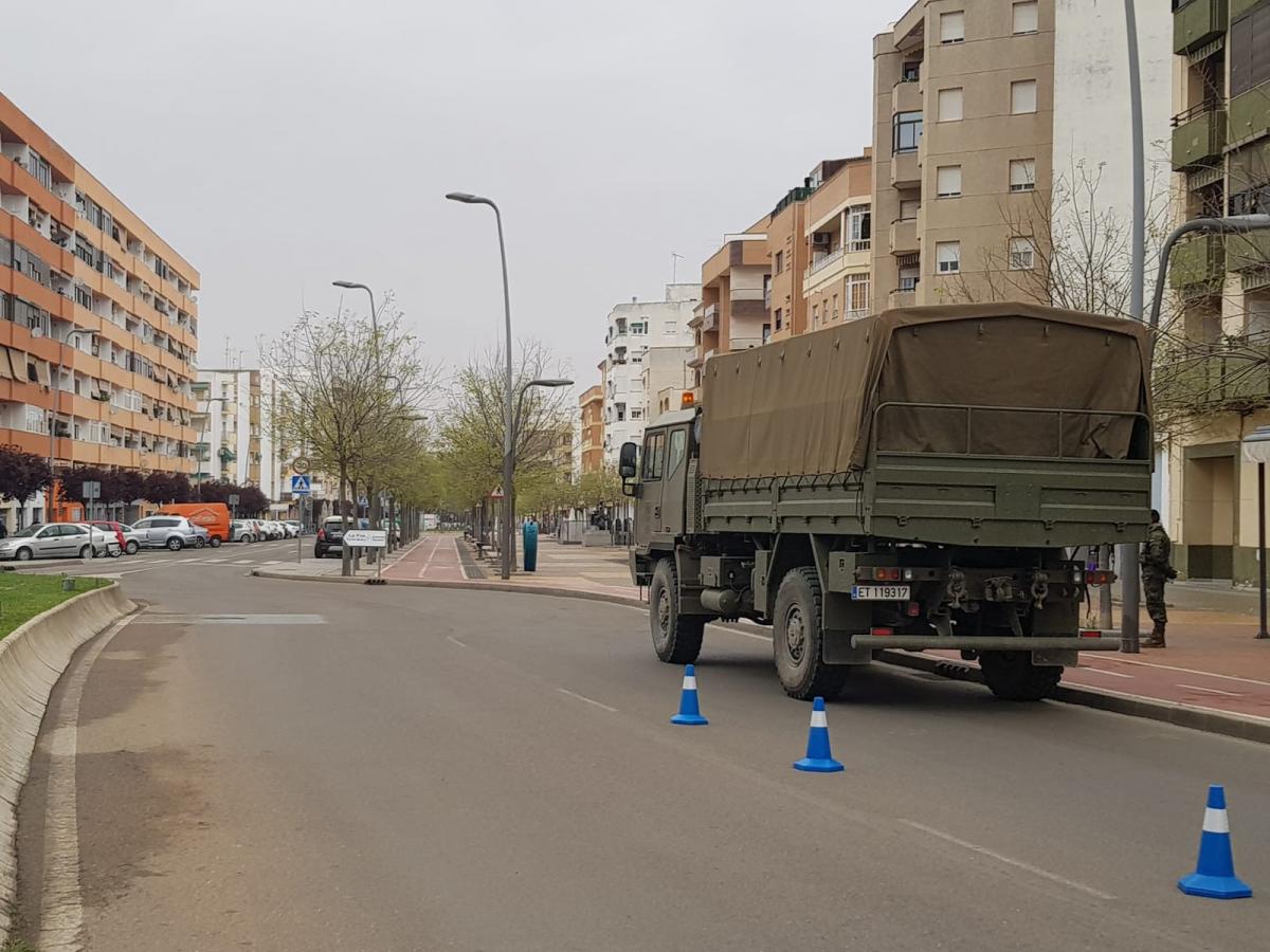 La brigada Extremadura XI despliega a 16 militares  en las calles de Almendralejo