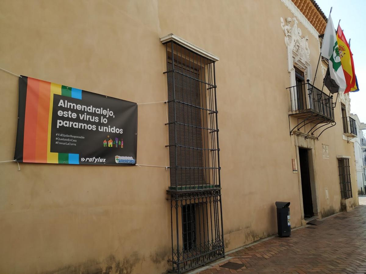 La UME desinfecta centros de salud y transporte en Almendralejo