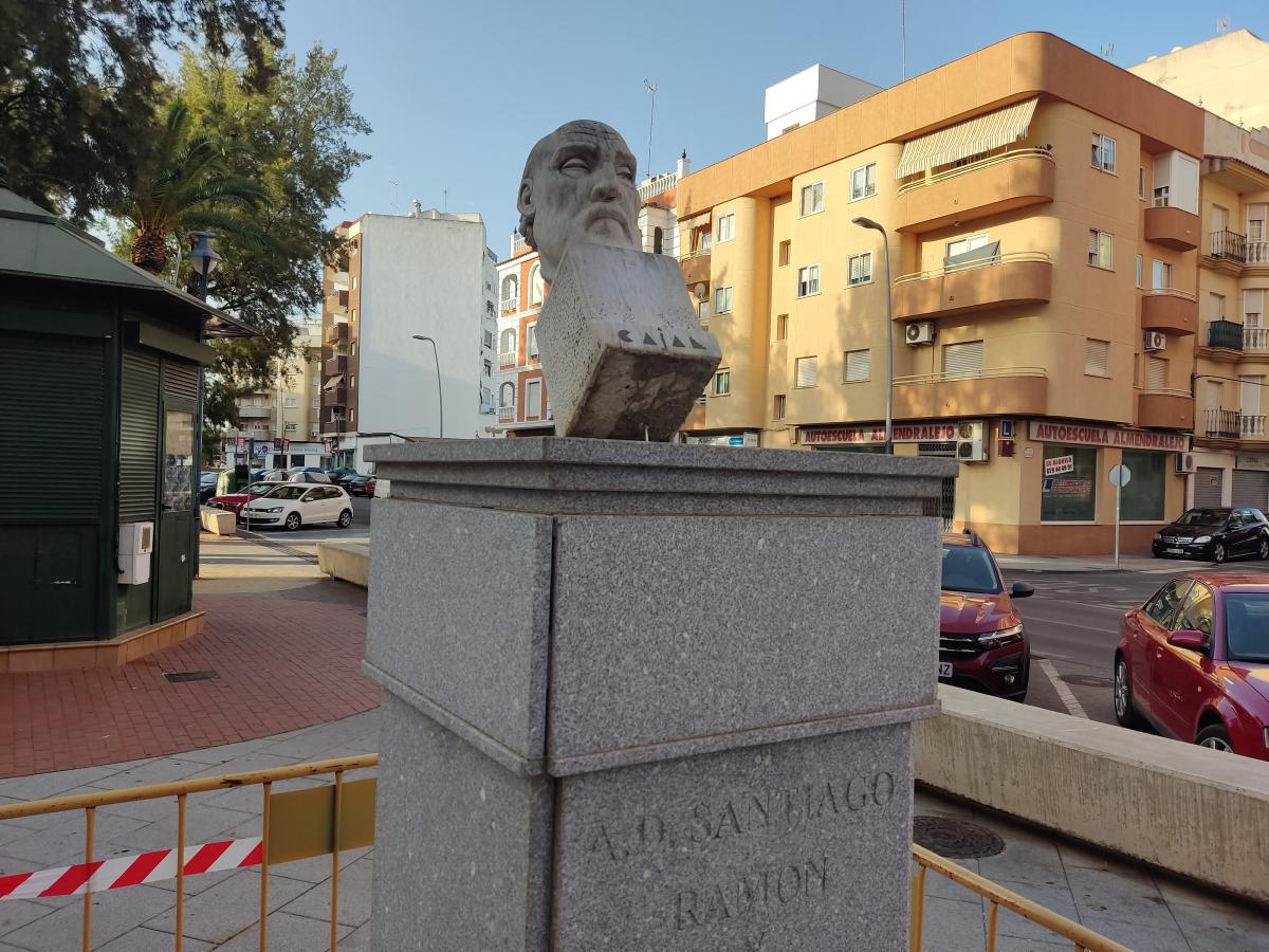 Usarán las cámaras para identificar al autor de los actos vandálicos en el busto de Ramón y Cajal