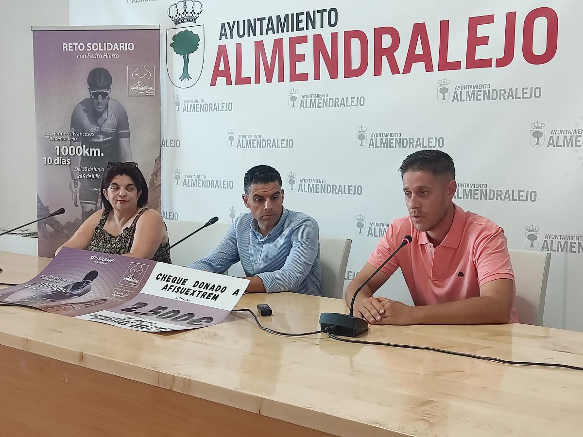 Pedro Hierro entrega los 2.500 euros del reto solidario a Afisuextrem