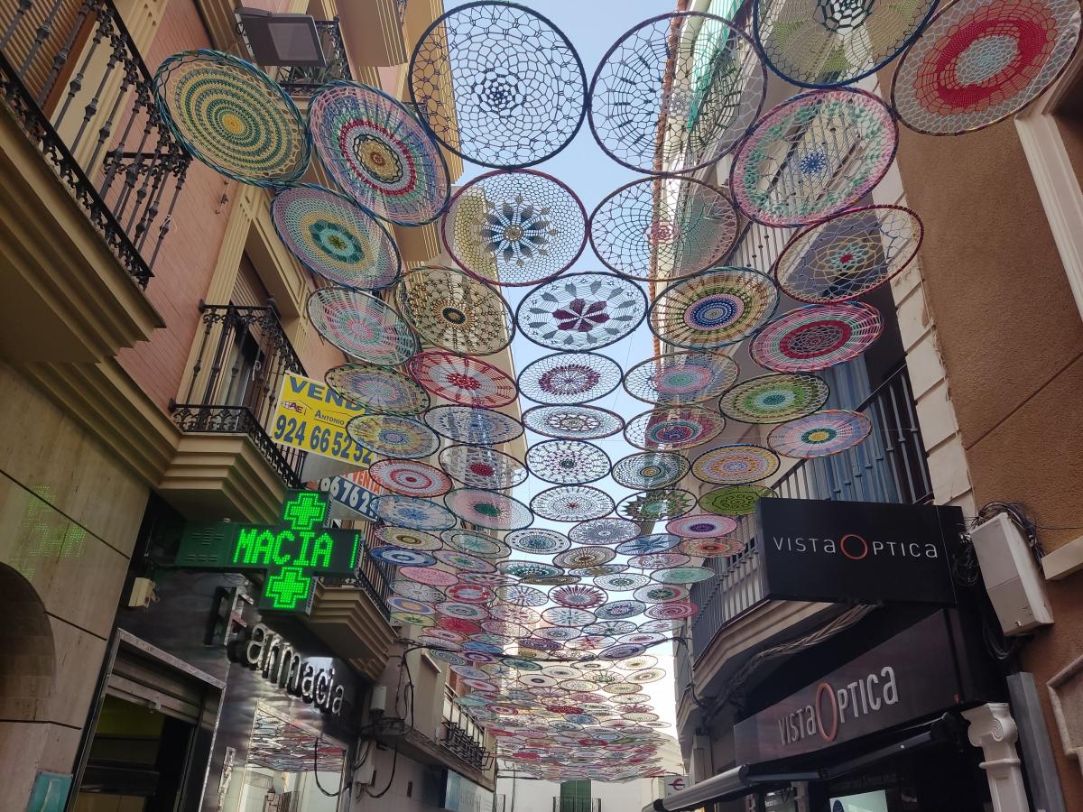 Más de 200 mandalas confeccionados por las amas de casa decoran la calle Real