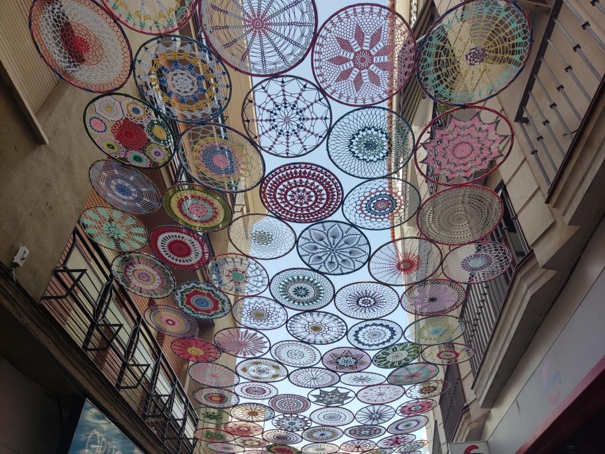 Más de 200 mandalas confeccionados por las amas de casa decoran la calle Real