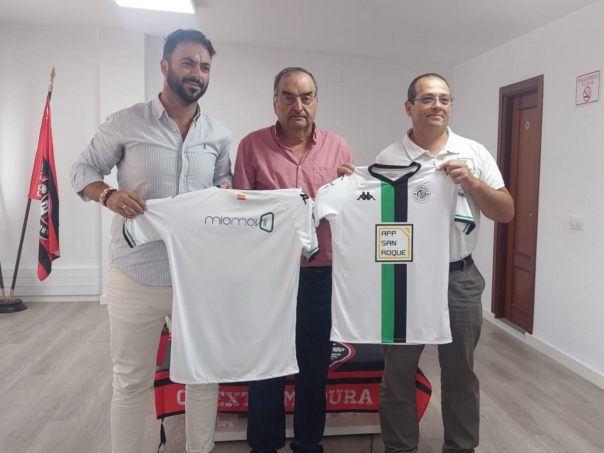 Maven e hijos y Dentalvive patrocinarán la primera equipación del CD Extremadura 