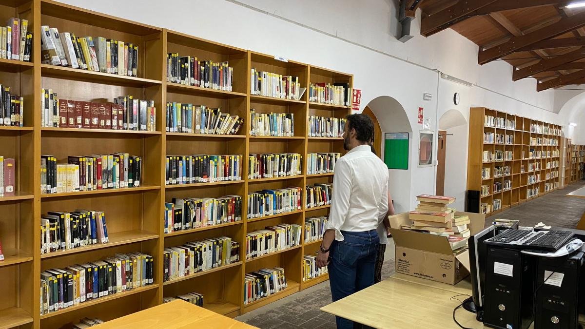 Reubican algunos libros de la biblioteca tras las nuevas adquisiciones