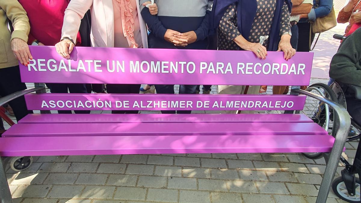 La asociación de alzhéimer visibiliza la labor de los cuidadores a través de un banco