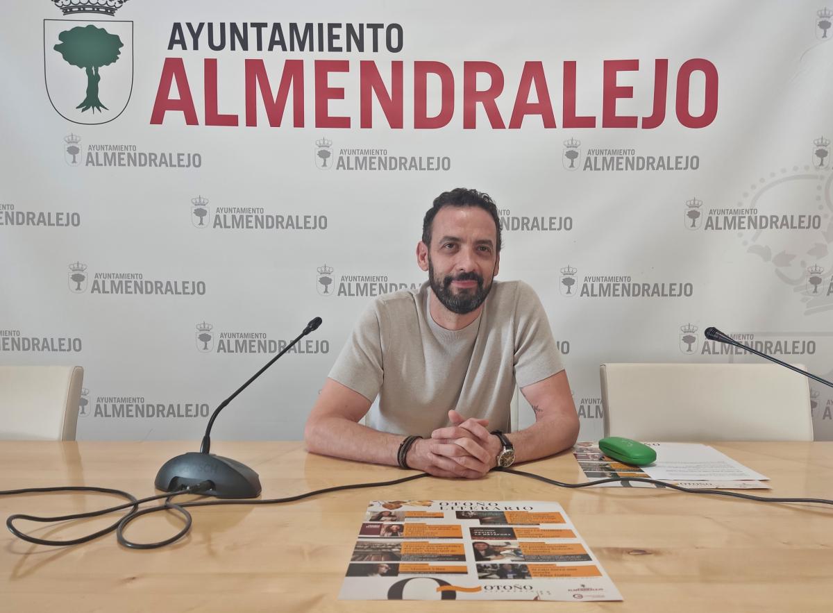 Luz Gabás y Manuel Vilas participarán en el ‘Otoño literario’ de Almendralejo