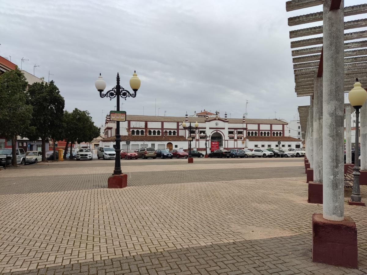 El Ayuntamiento reformará la explanada de la plaza del Mercado con una zona infantil