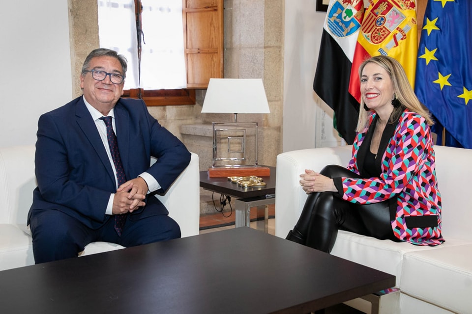El alcalde trata con María Guardiola las actuaciones pendientes de la Junta