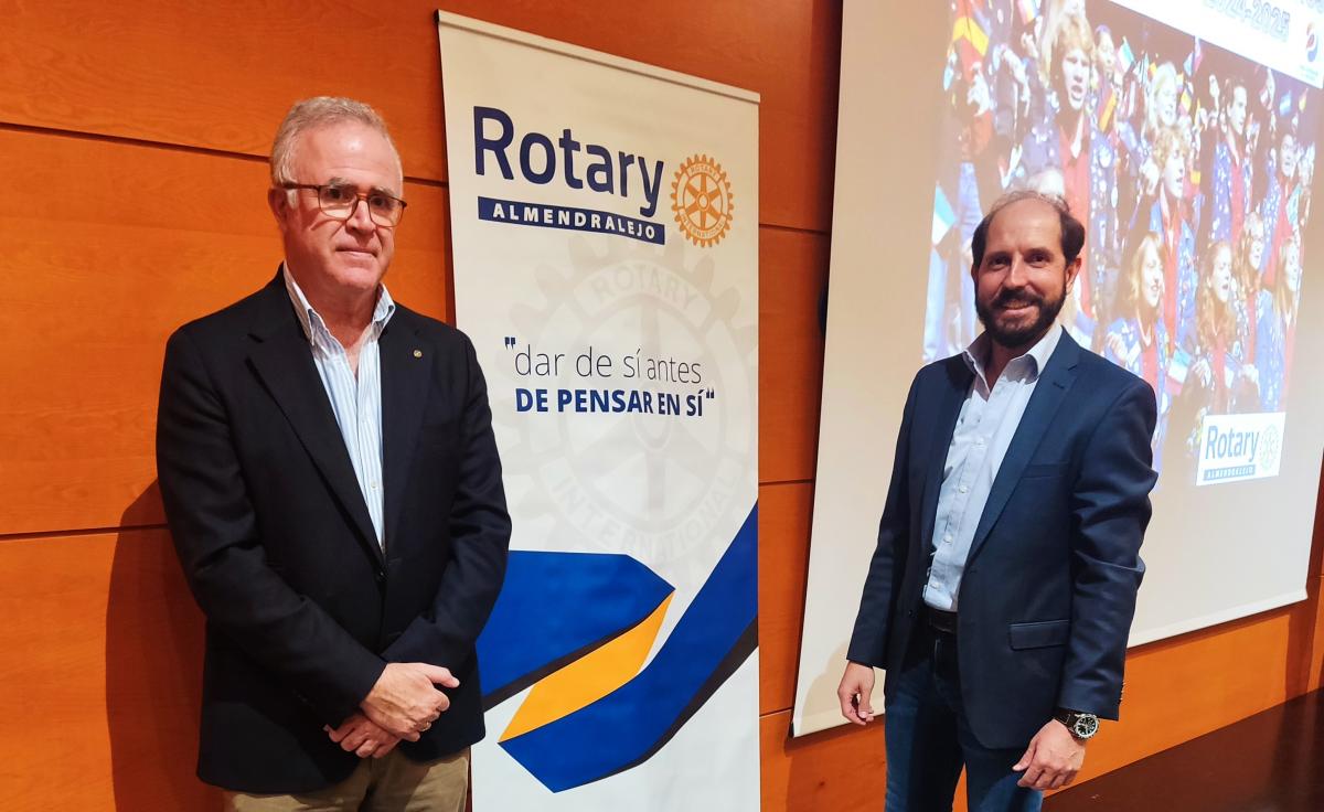 Rotary Almendralejo presenta el programa de intercambios para estudiantes