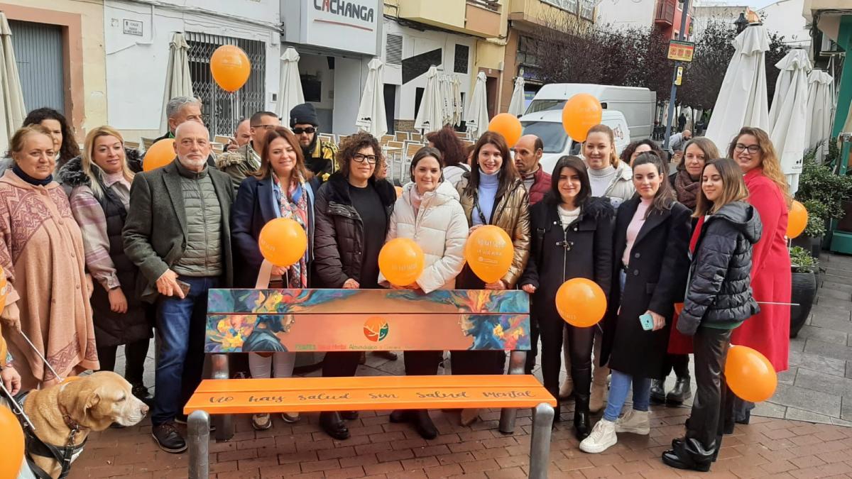 Feafes Almendralejo visibiliza la salud mental con un banco en la plaza de la Libertad