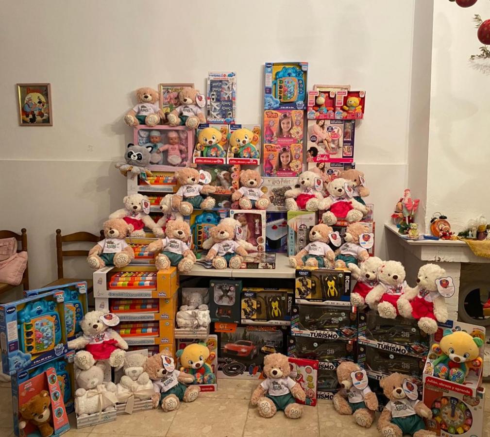 El rey Melchor recoge juguetes para 60 niños en la sede de Provida