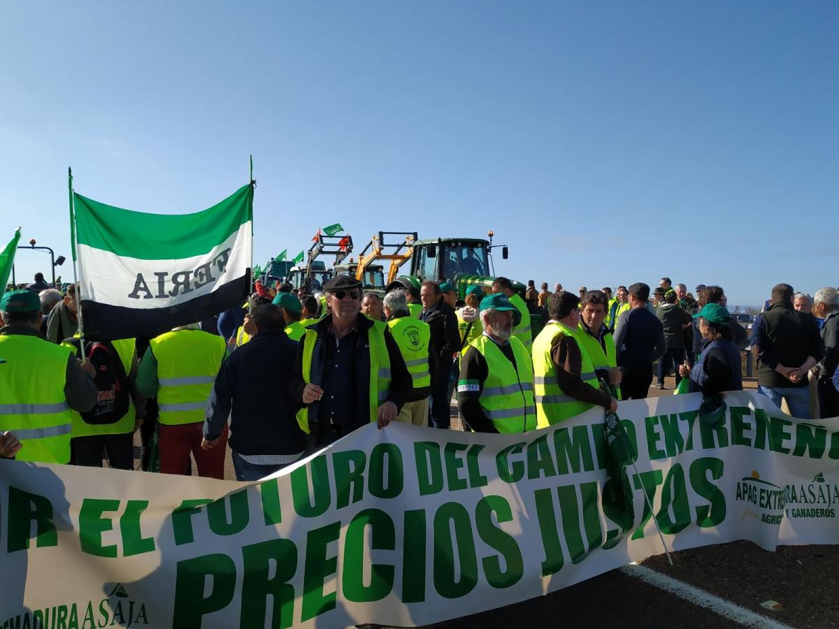 Miles de agricultores cortan la A-66 solicitando “precios justos” para el campo