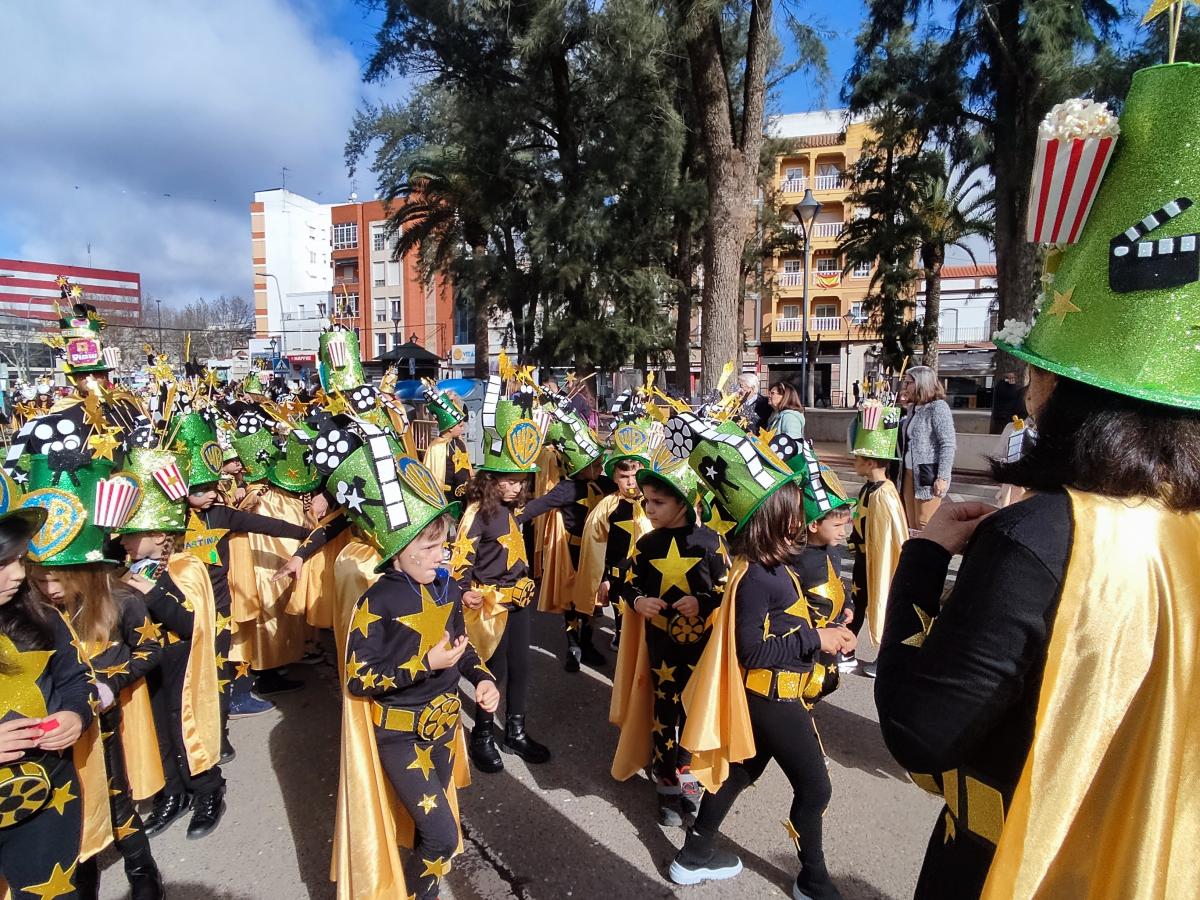 Más de 2.000 niños disfrutan del desfile infantil de carnaval en Almendralejo