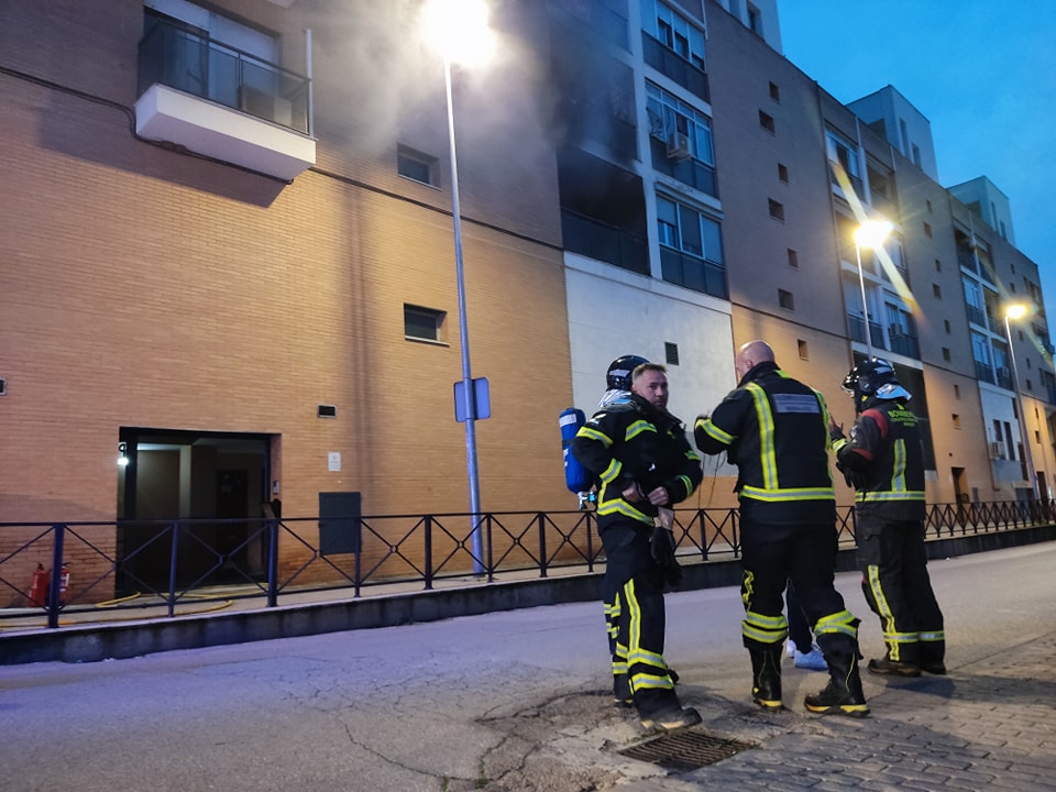Trasladadas al hospital dos personas por inhalar humo en un incendio