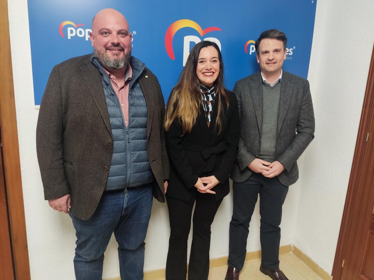 El PP de Almendralejo presenta su junta directiva con Adora Gutiérrez como presidenta