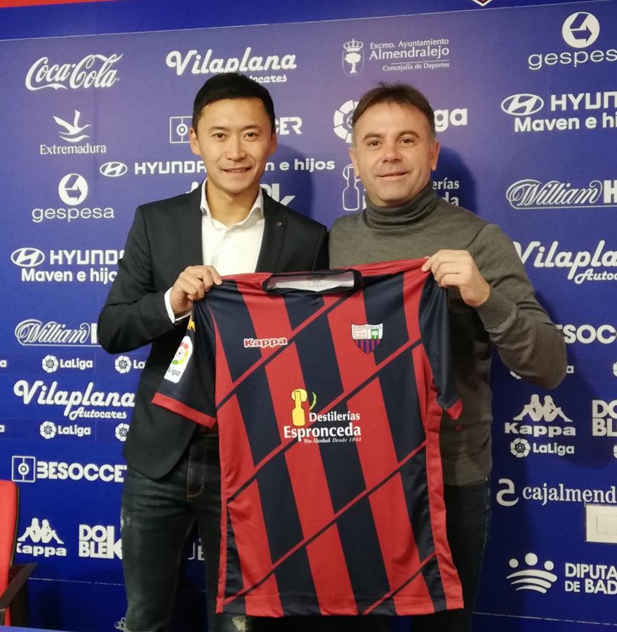 El Extremadura incorpora a su plantilla al jugador chino Leilei Gao