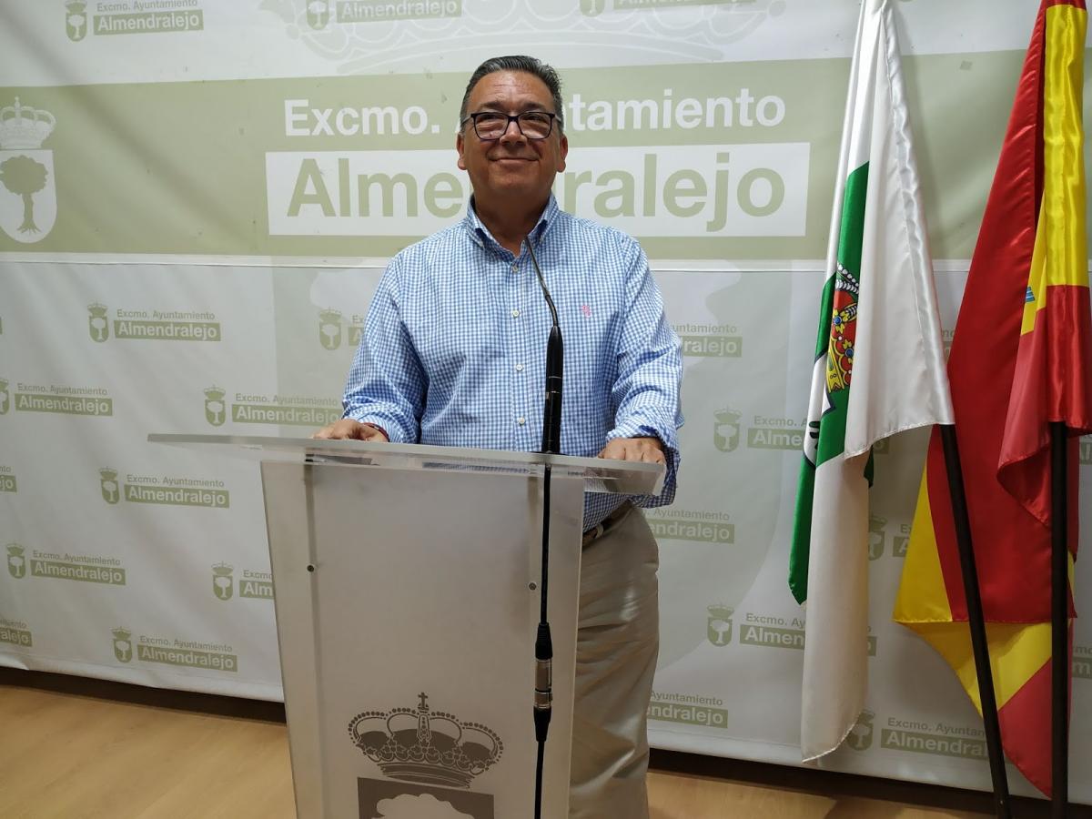 El alcalde aboga por mantener la ilusión por el Extremadura “en momentos difíciles”