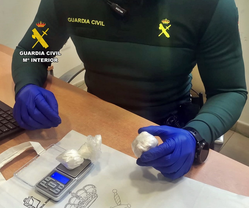 Detenido transportando drogas un vecino de Almendralejo sin carnet de conducir