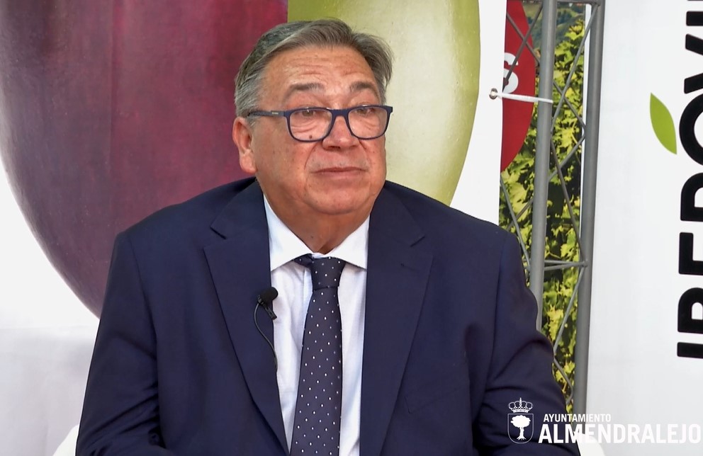 El alcalde apuesta por implicar a más empresas extremeñas en Iberovinac 