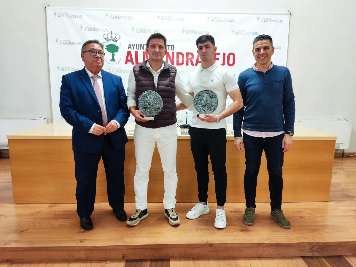 Los campeones de muay thai Jesús Parra y Antonio Garrido son recibidos por el alcalde