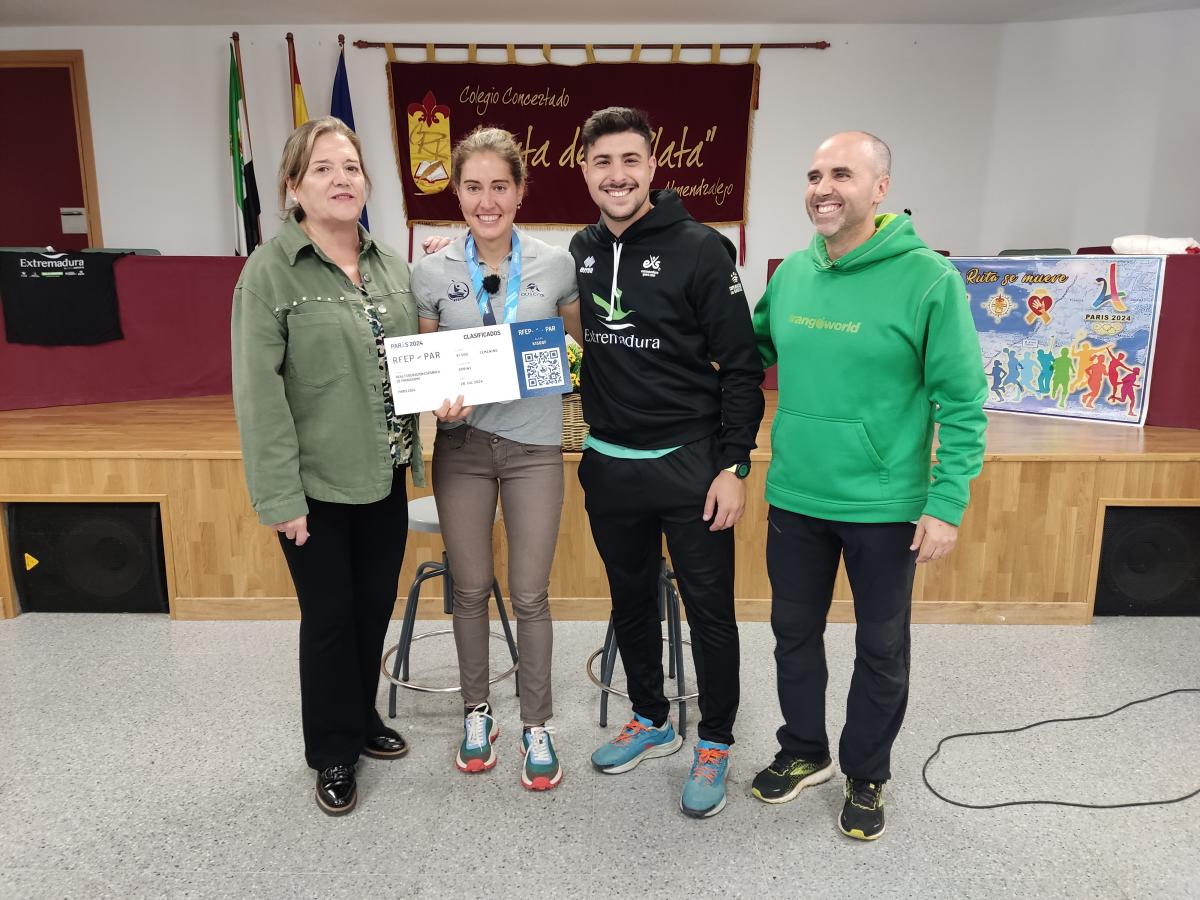 La olímpica Estefanía Fernández traslada los valores del deporte a los alumnos del Ruta