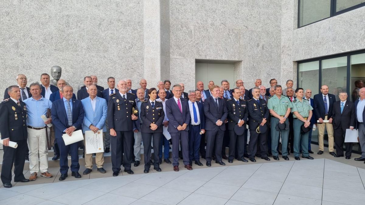 Varios almendralejenses reciben sus diplomas de Policía Nacional como miembros honorarios y jubilados