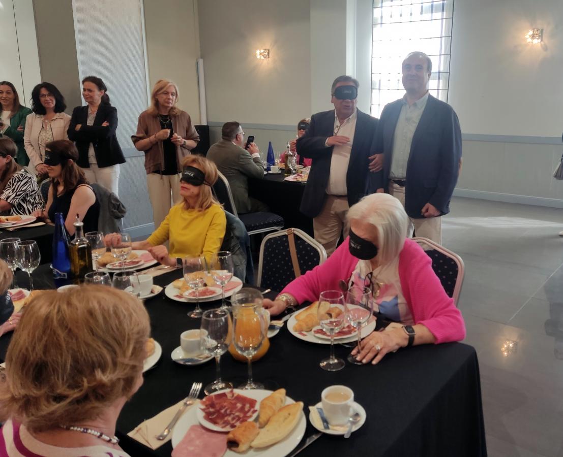 70 personas participan en un ‘desayuno a ciegas’ organizado por la ONCE	