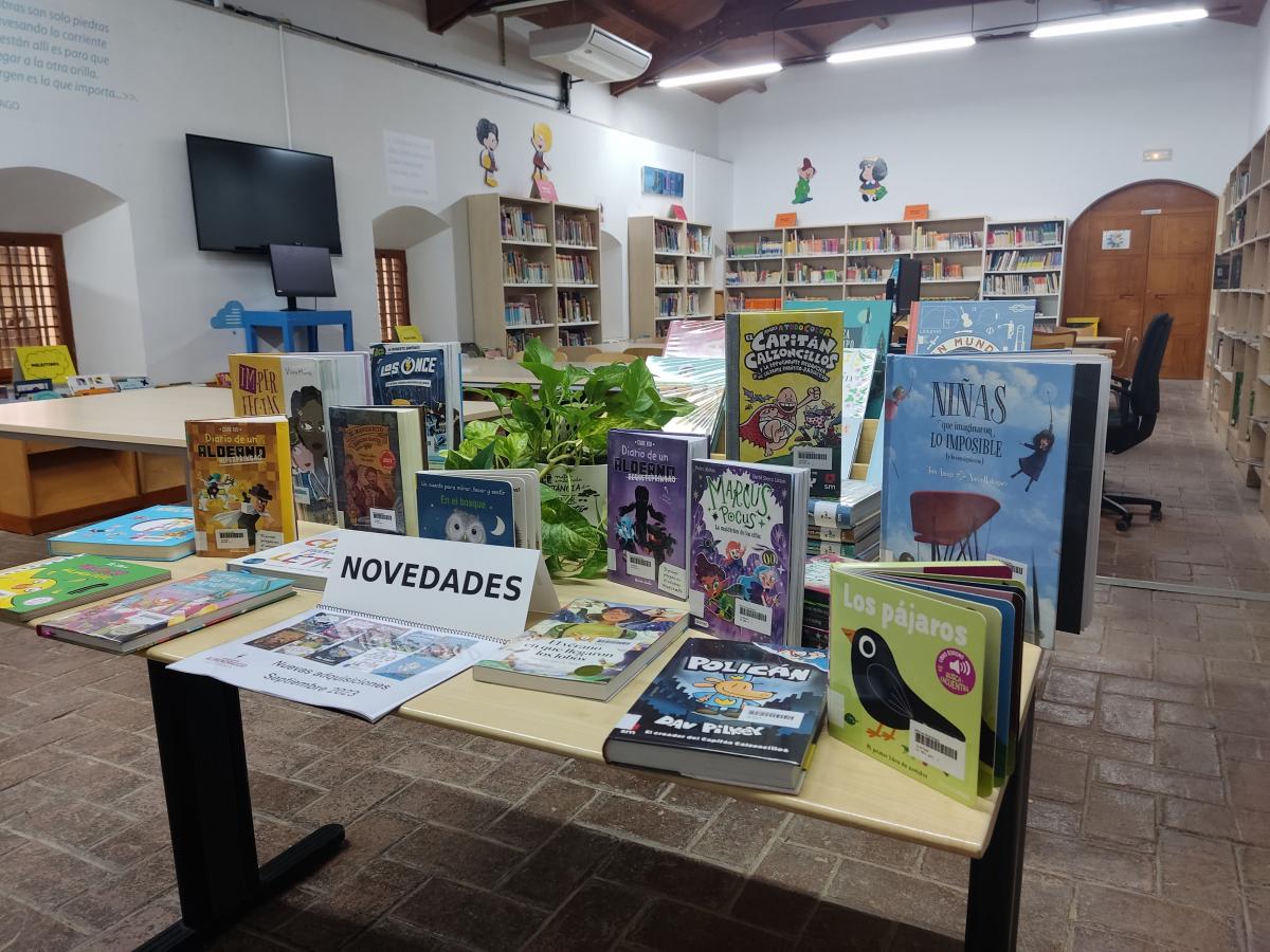 Cultura destaca la adquisición regular de libros en la biblioteca municipal