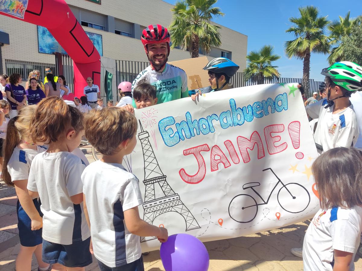 Jaime Moreno es recibido en Almendralejo tras pedalear 1.700 kilómetros en cinco días