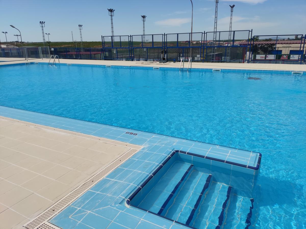 La piscina abrirá con más zonas de sombra y nuevo césped