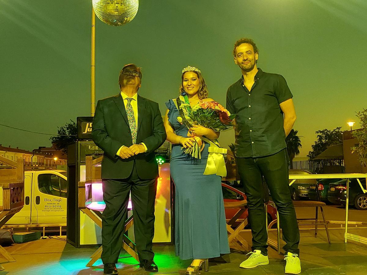 María José Gastón es coronada reina de la barriada de San José