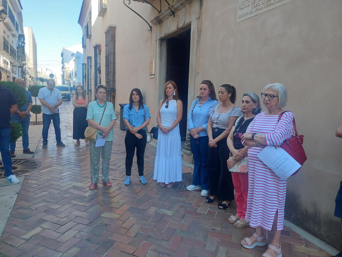 Concentración como protesta por los últimos asesinatos cometidos contra mujeres y niños