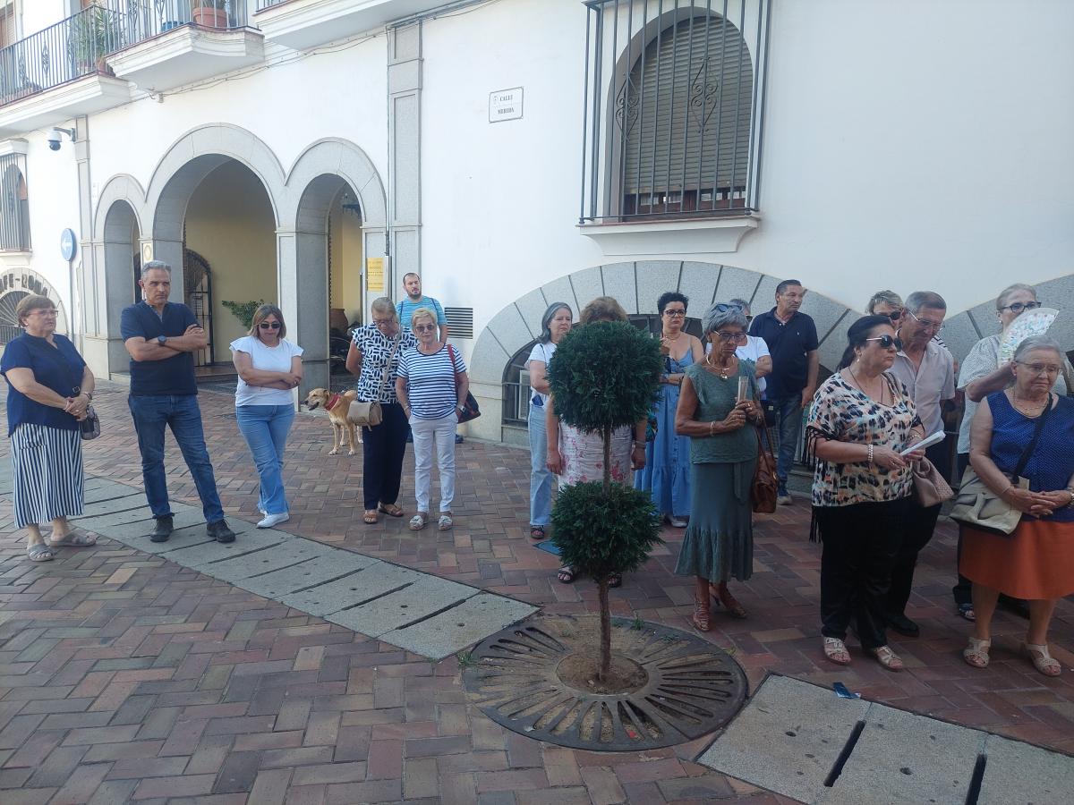 Concentración como protesta por los últimos asesinatos cometidos contra mujeres y niños