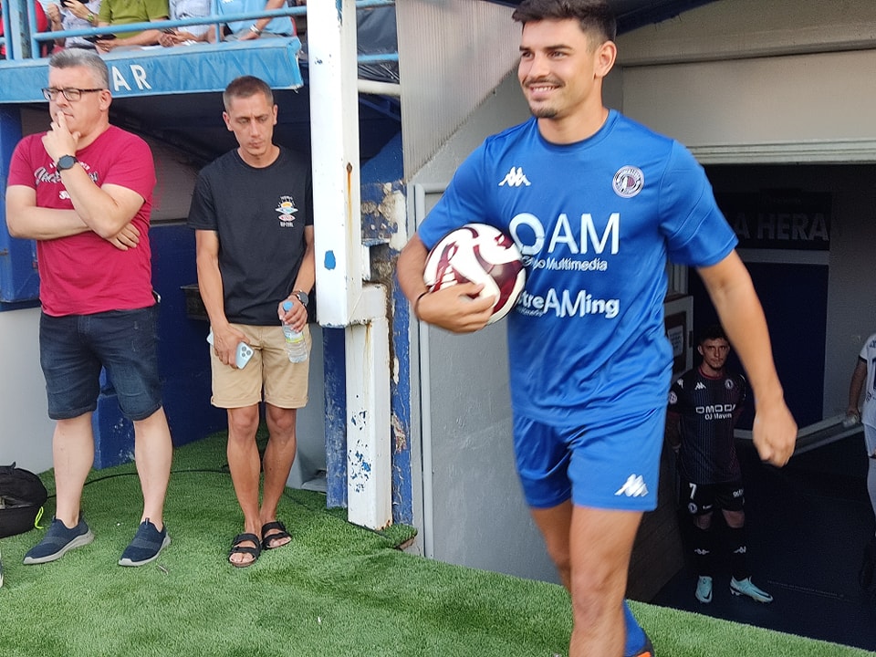 El Extremadura presenta sus equipaciones con el regreso al azulgrana 