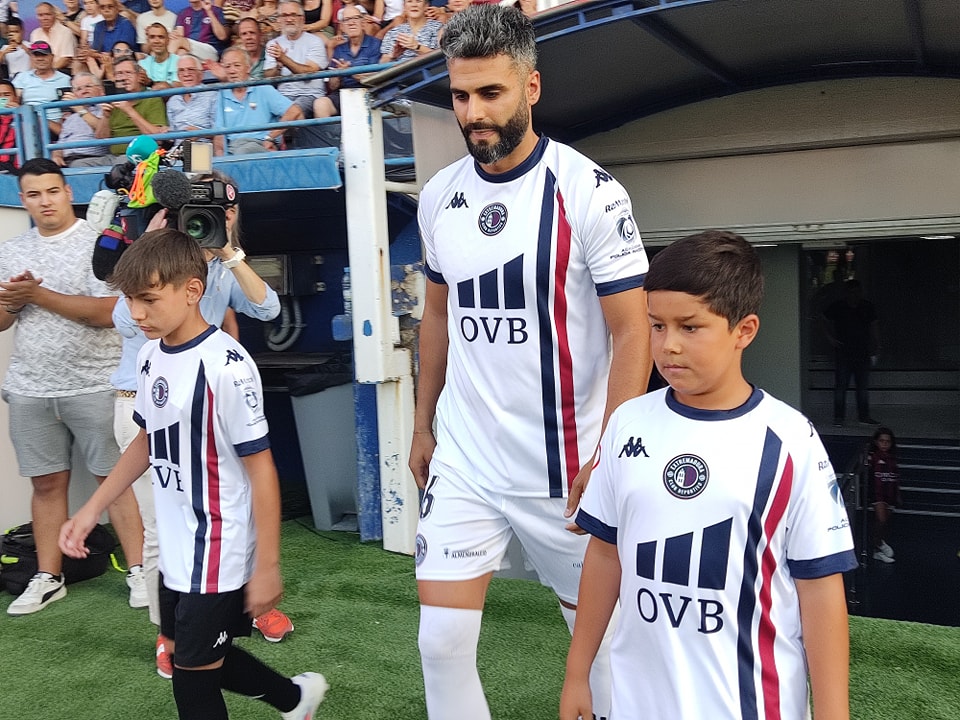 El Extremadura presenta sus equipaciones con el regreso al azulgrana 