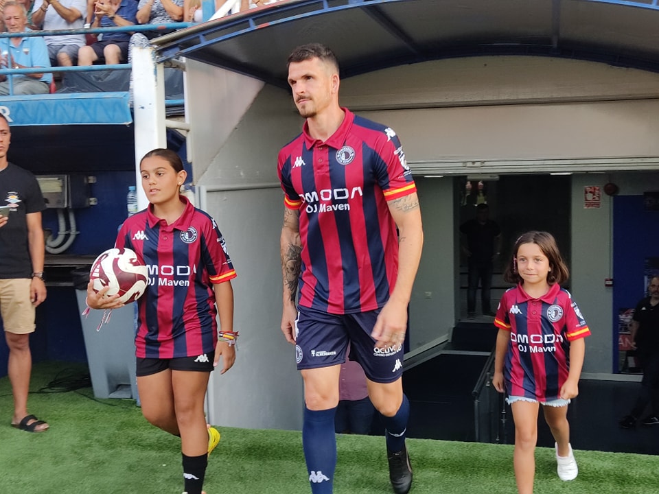 El Extremadura presenta sus equipaciones con el regreso al azulgrana 