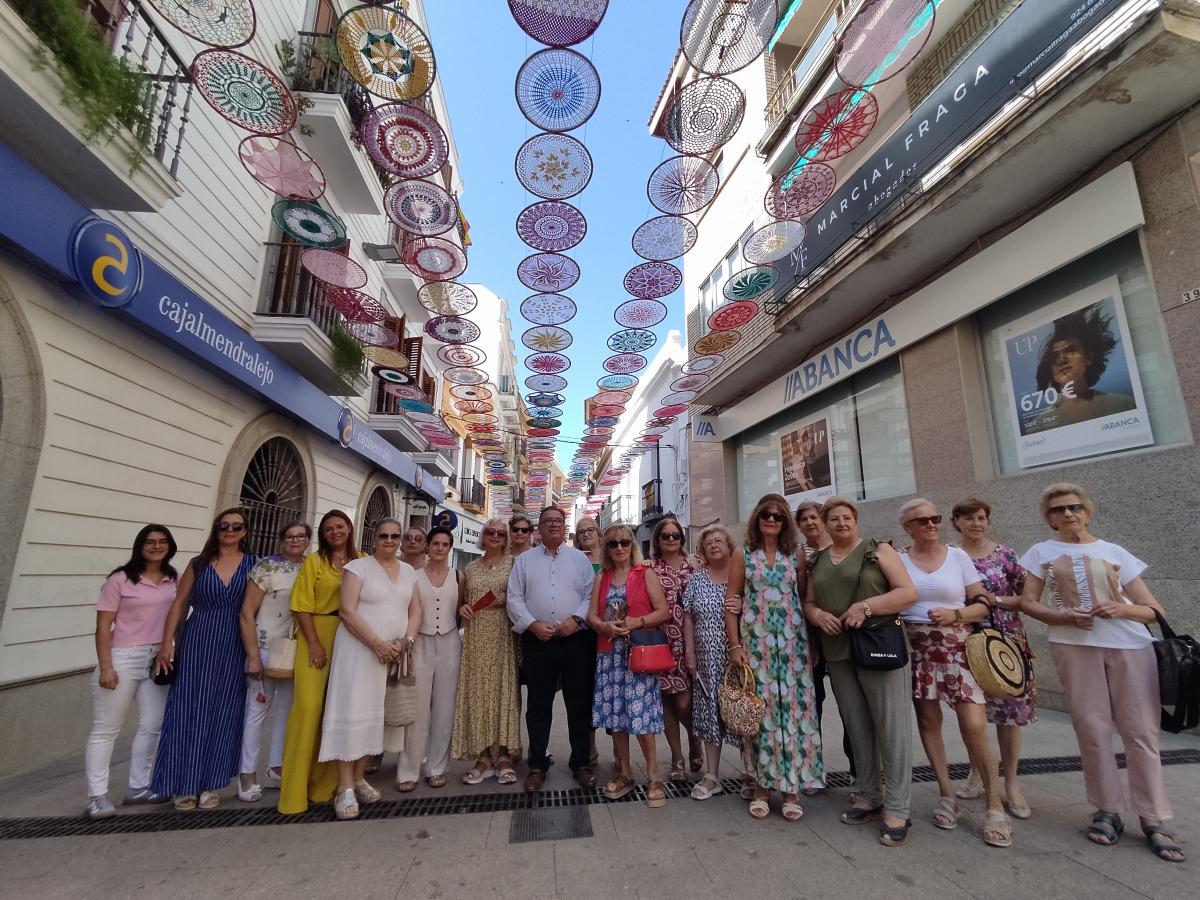 Cientos de mandalas creados por la asociación de mujeres decoran la calle Real