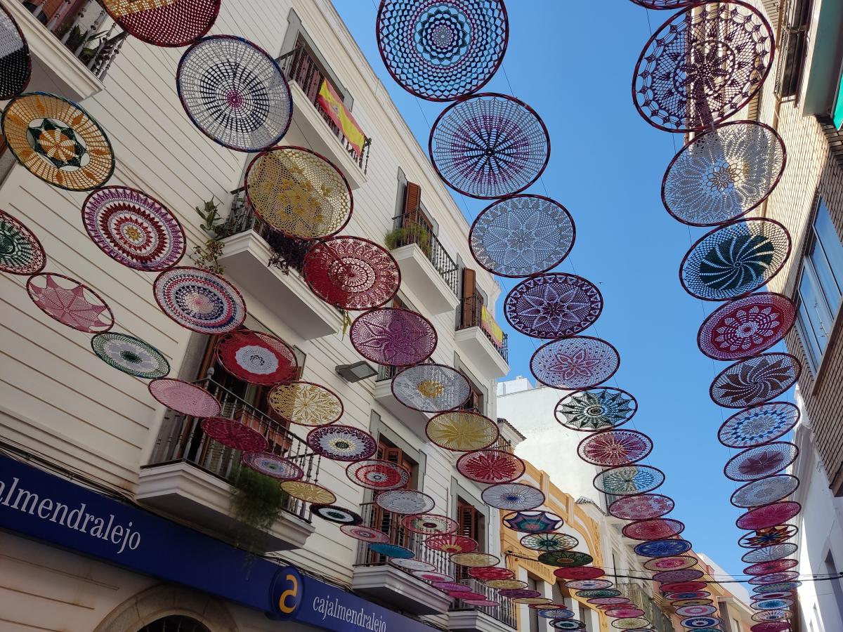 Cientos de mandalas creados por la asociación de mujeres decoran la calle Real