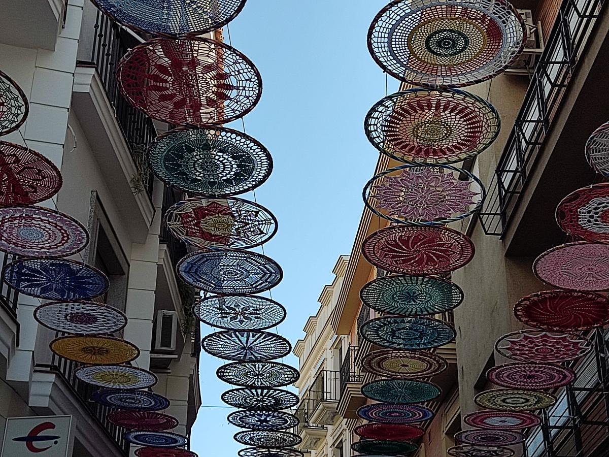 Cientos de mandalas creados por la asociación de mujeres decoran la calle Real