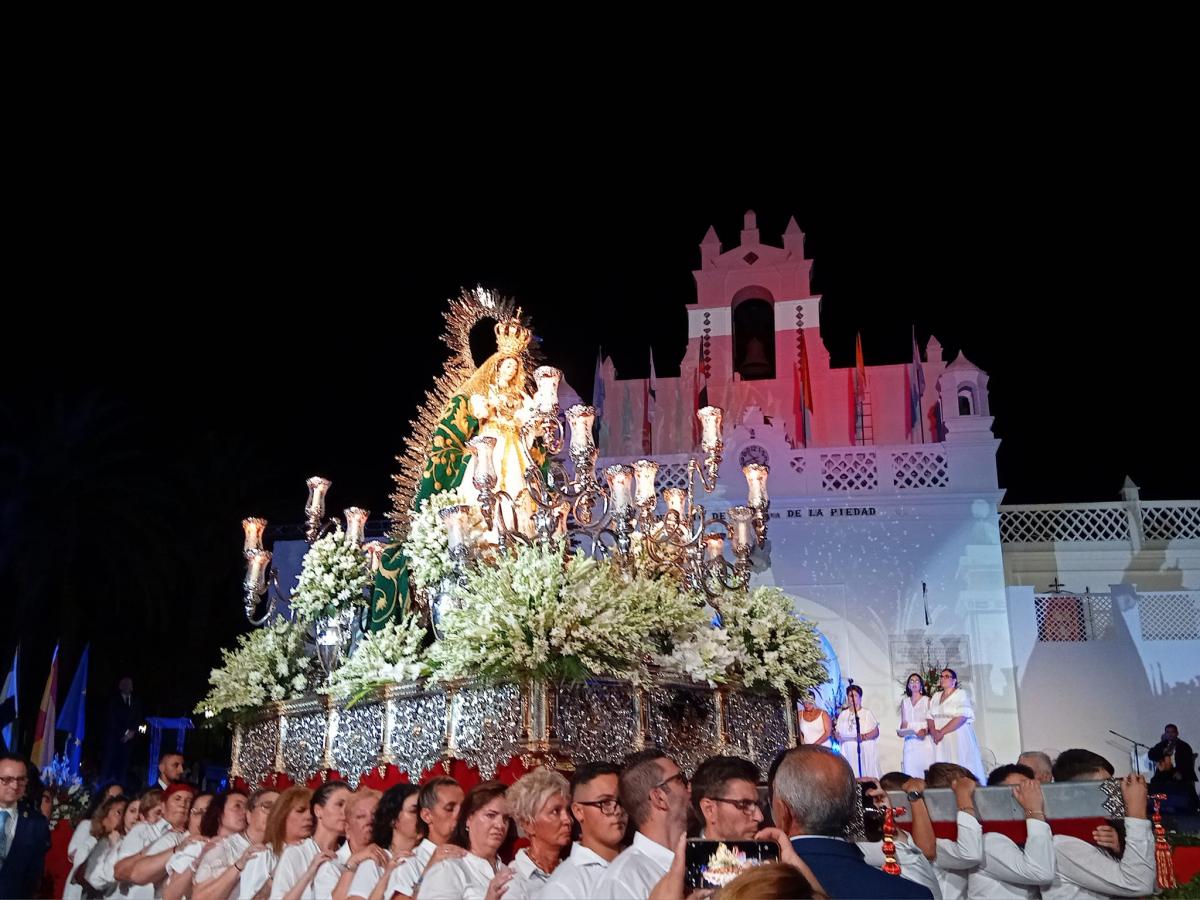 El Acto Central recupera su esencia con protagonismo de la  Virgen de la Piedad  Reina y Damas