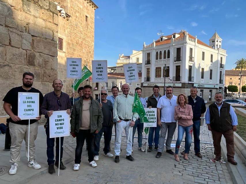 La CLYGAL urge a Guardiola el abono de los 6 millones comprometidos para viña y olivar