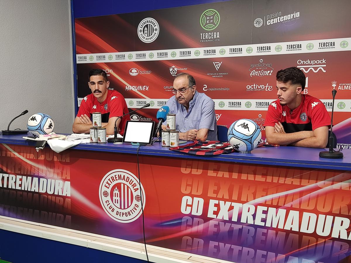 David Robador y Rubén Cabezas, presentados oficialmente por el Extremadura