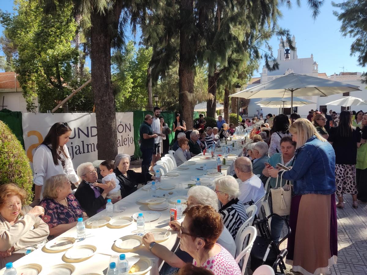 Más de un centenar de mayores participa de una jornada intergeneracional en el día del abuelo